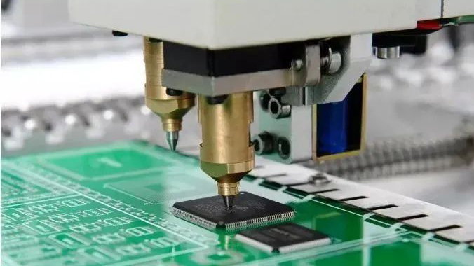 薛定諤的點(diǎn)膠：簡析業(yè)界多年?duì)幾h，手機(jī)該不該點(diǎn)膠？